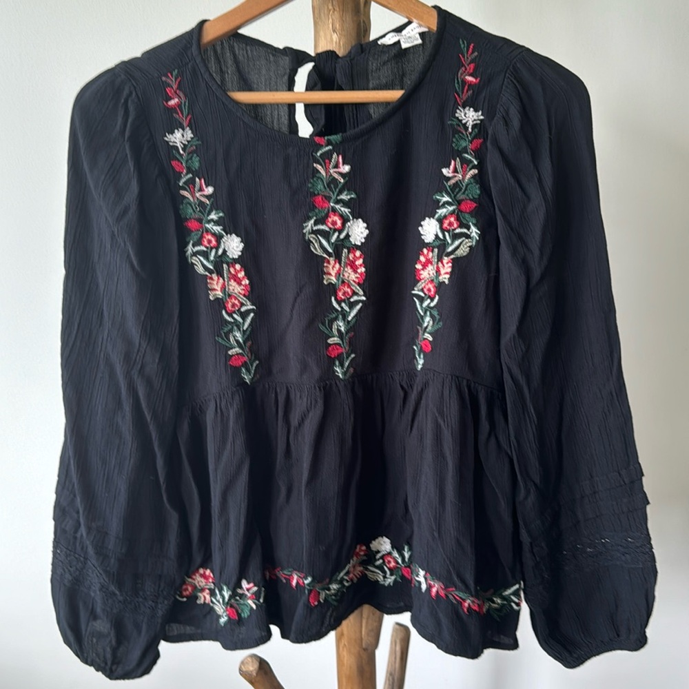 American Eagle Women’s Long Sleeve Scoop Neck Peasant Top‎ Black W/Embroidery. M